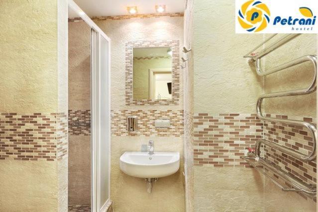 קייב Petrani Hostel מראה חיצוני תמונה